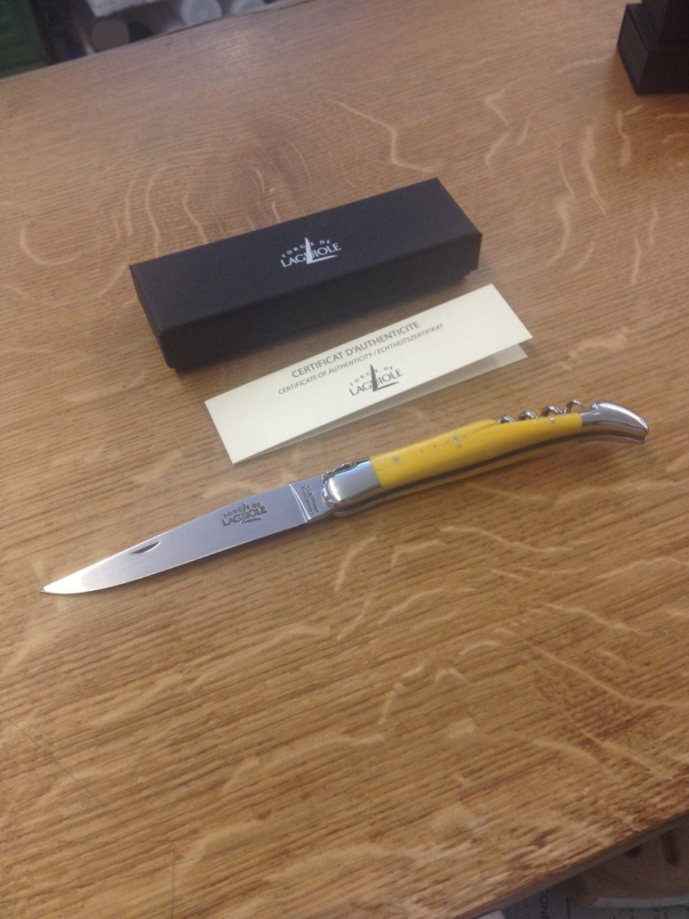 Köttkniv med fällbart blad och korkskruv, gult handtag - Forge de Laguiole i gruppen Dukning / Bestick / Knivar hos The Kitchen Lab (1446-15887)