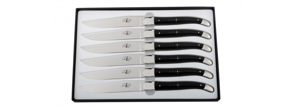 Set med 6 handgjorda köttknivar med handtag av svart kohorn - Forge de Laguiole i gruppen Dukning / Bestick / Knivar hos KitchenLab (1446-17100)