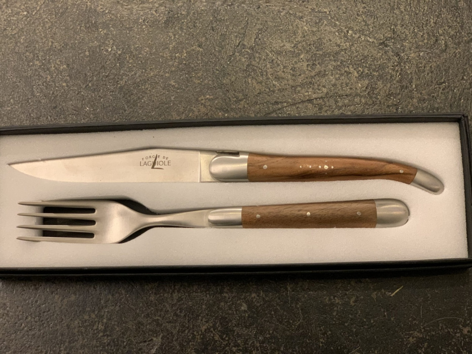 Set med köttkniv och gaffel med handtag i olivträ - Forge de Laguiole i gruppen Dukning / Bestick / Grillbestick hos KitchenLab (1446-23200)